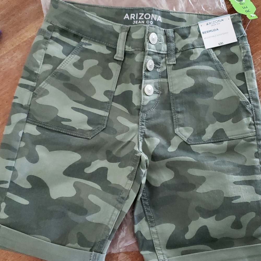 Girls camo Bermuda shorts